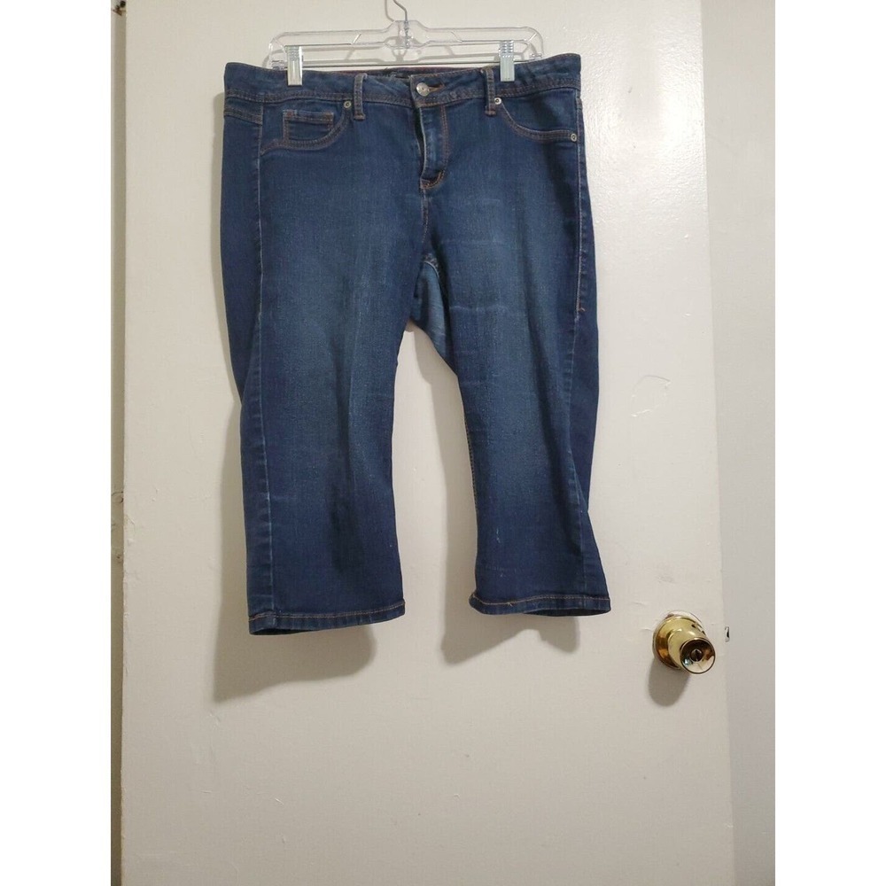 Dots Women's Size 16 Blue Capri Medium Wash Cotton Blend Stretch Denim